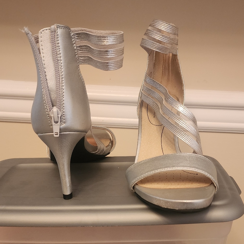 Adorable silver dress sandal